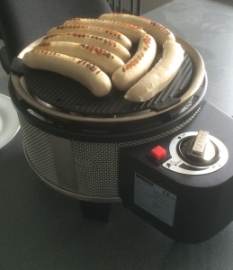 Bratwurst vom COBB Gas Grill