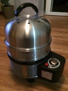 Cobb Grill mit Hähnchenaufsatz und Deckel