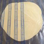 selbstgemachte Weizentortilla in Folie ausrollen