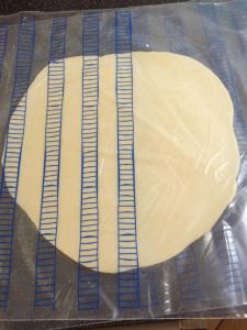 selbstgemachte Weizentortilla in Folie ausrollen
