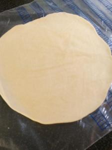 selbstgemachte Weizentortilla ausrollen