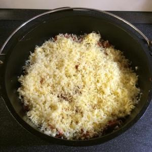 Enchilada mit Käse im Dutch Oven