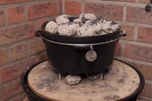 Dutch Oven mit Briketts