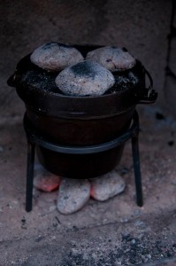 Dutch Oven mit Grillbriketts