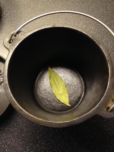 Dutch Oven mit Lorbeer Blatt