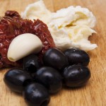 Knoblauch, Oliven, Tomaten und Mozarella