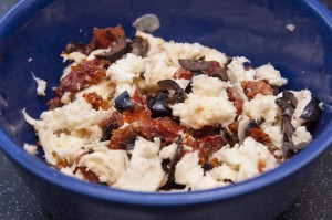 Füllung mit Tomaten, Oliven und Mozarella