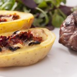 Gefüllte Grillkartoffeln und Steak