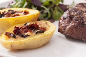 Gefüllte Grillkartoffeln und Steak