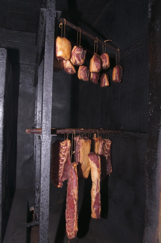 Räucherkammer mit Schinken