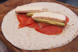 Wrap mit Avocado, Räucherlachs und Camembert