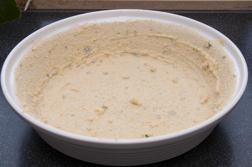 Auflaufform mit Butter und Paniermehl