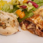 Lasagne mit Knoblauchbrot und Salat