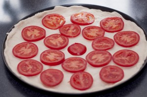 Pizzaboden mit frischen Tomaten