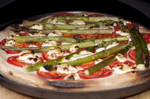 Spargelpizza aus dem holzbackofen