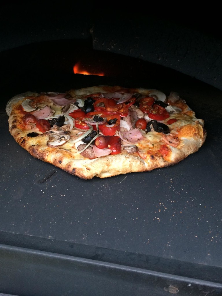 Pizza aus dem Holzbackofen