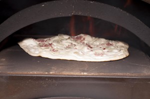 Flammkuchen im Holzbackofen