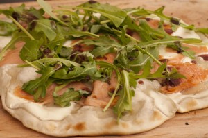 Flammkuchen mit Räucherlachs, Ruccola und Tunke