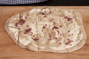 Flammkuchen mit Zwiebeln und Speck