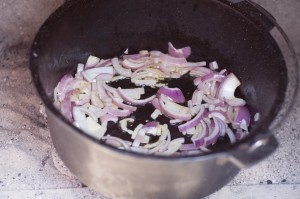 Dutch Oven Zwiebeln anbraten