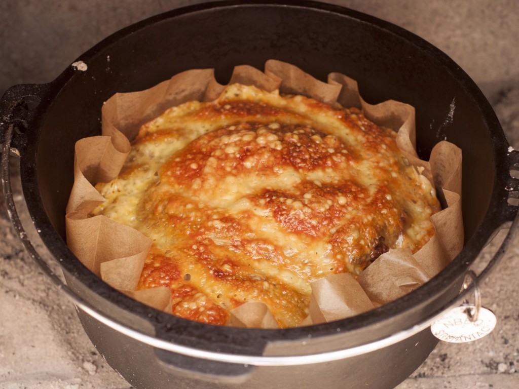 Dutch Oven mit Chili con Carne Schnecke fertig