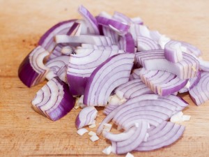 rote Zwiebel geschnitten