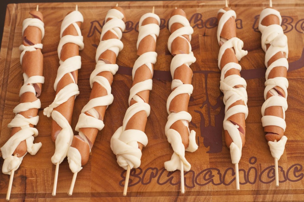 Wurst Spieße mit Hefeteig