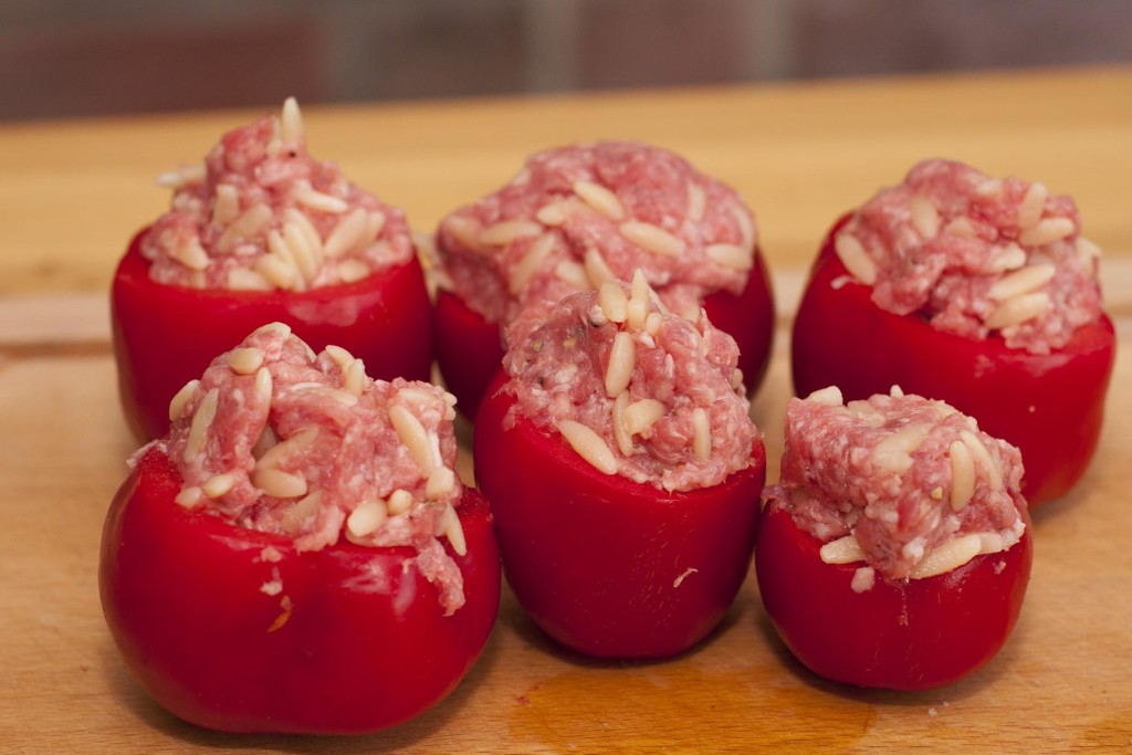 Redmountain-BBQ gefüllte Rocoto Chilis mit Hack und Reisnudeln