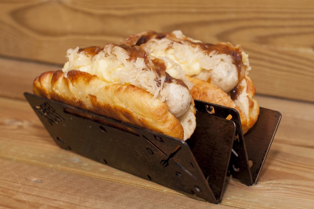 Redmountain BBQ Sloppy Bavarian Hot Dog mit Weißwurst