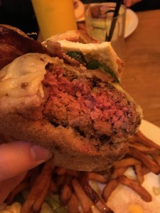 Foto 04.03.16, 2Redmountain BBQ The Bird Hamburg Burger medium rare1 22 51