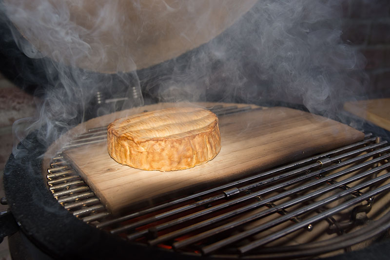 redmountain-bbq-erkelenz-camembert-auf-der-zedernholz-planke