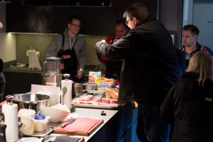 Redmountain BBQ Erkelenz Weber Genesis 2 LX Präsentation Blogger bei der Arbeit