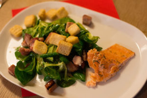 Redmountain BBQ Erkelenz Weber Genesis 2 LX Präsentation Salat mit Schweinebauch und Lachs