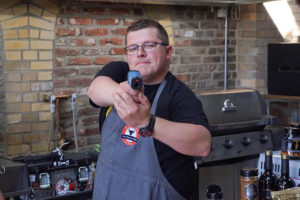Redmountain BBQ Erkelenz REWE Lieferdienst REWE Grillbattle bei Santos in Köln Agent Don Caruso BBQ misst die Kerntemperatur