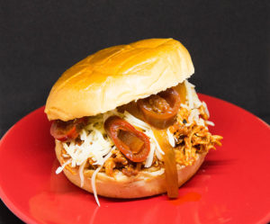 Redmountain BBQ Erkelenz Grillkurse Pulled Chicken Burger Tellerbild