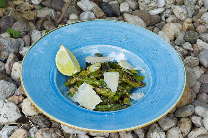 Redmountain BBQ Grillkurse Erkelenz gegrillter Spargel Salat Tellerbild Isometrie