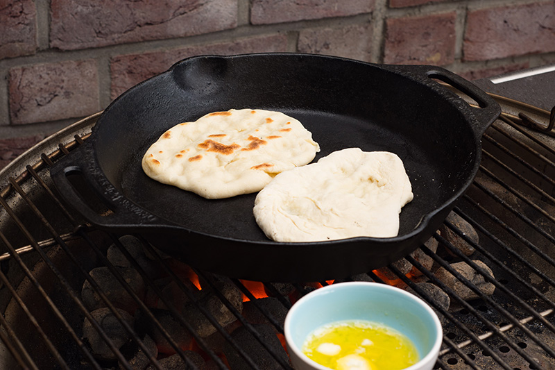 Redmountain BBQ Grillkurse Erkelenz frische Naan Brote aus der Gusspfanne Naan backen