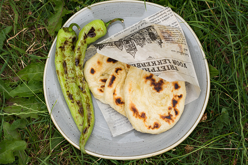 Redmountain BBQ Grillkurse Erkelenz frische Naan Brote aus der Gusspfanne Tellerbild von oben