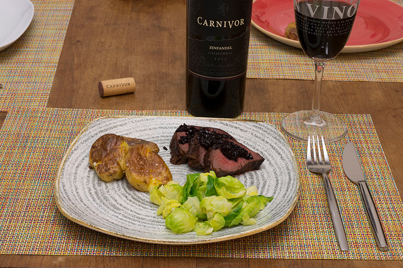 Test Big and Bold Flavors - Rinderfilet mit Carnivor Zinfandel Reduktion Tellerbild Tisch
