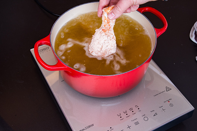 Redmountain BBQ Grillkurse Erkelenz Deep Fried Chicken mit Ankerkraut Los Pollos CASO Induktionskochfeld Le Creuset Topf