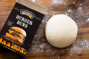 Redmountain BBQ Grillkurse Erkelenz Don Marcos Burger Bun Backmischung Teig ruhen lassen