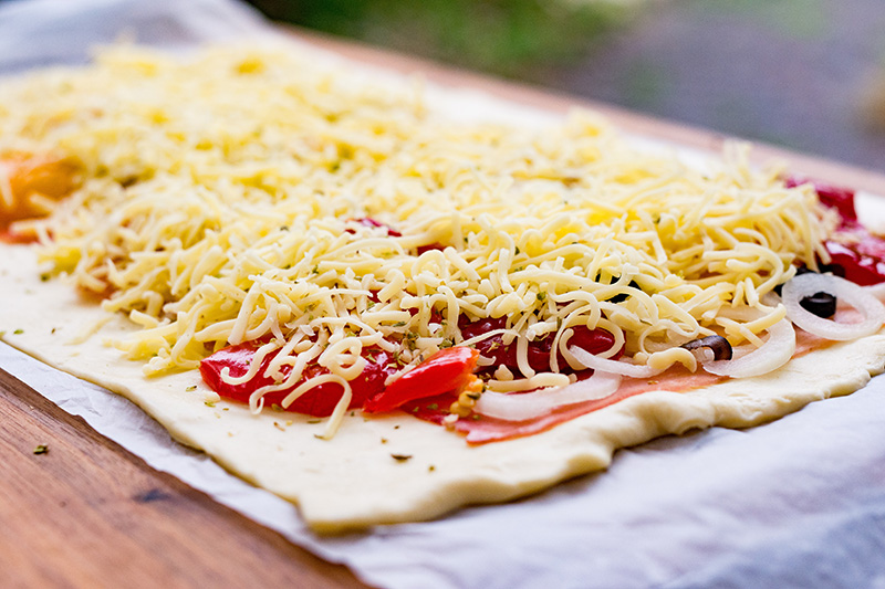 Redmountain BBQ Grillkurs Erkelenz Pizzabrot vom Cobb Gas Premiere Backen Füllung mit schwarzwälder Schinken