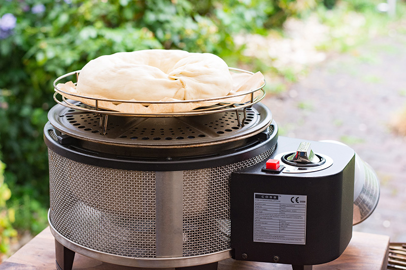 Redmountain BBQ Grillkurs Erkelenz Pizzabrot vom Cobb Gas Premiere Backen im Gasgrill