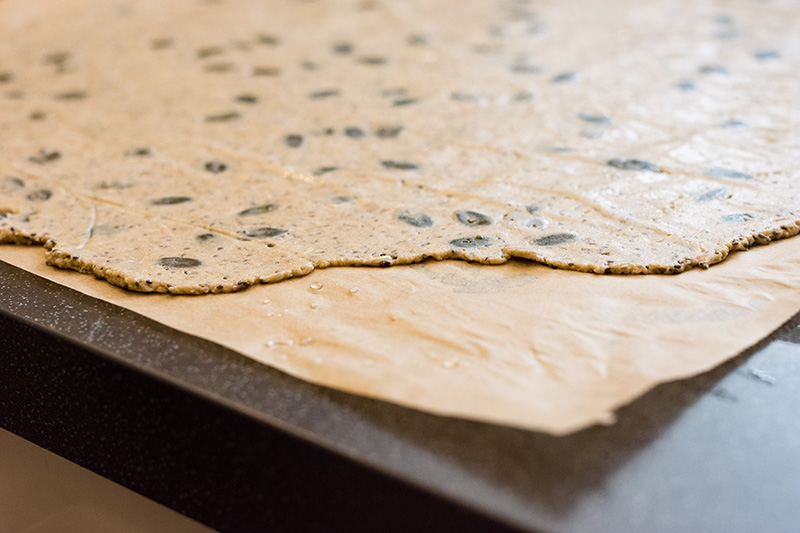 Redmountain BBQ Grillkurs Erkelenz Sauerteig Cracker mit Kuerbiskernen ausrollen