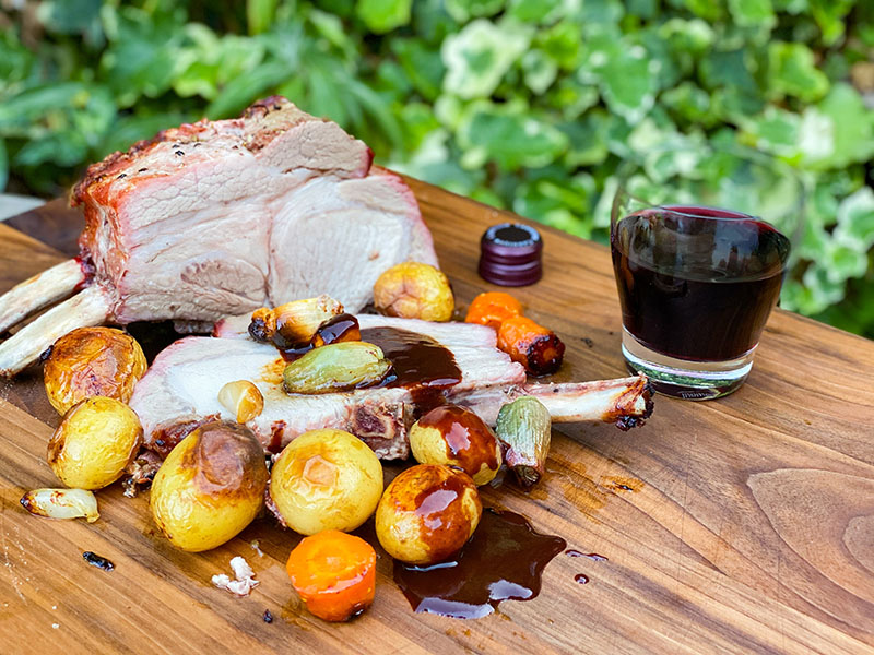 Redmountain BBQ Grillkurs Erkelenz Schweinekarree vom Duroc Schwein mit Kräutern Tellerbild