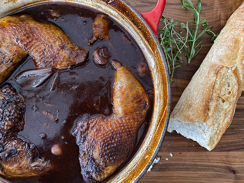 Redmountain BBQ Grillkurs Erkelenz Coq au Vin mit Marensin Maishuhn Frischeparadies LeCreuset Tellerbild