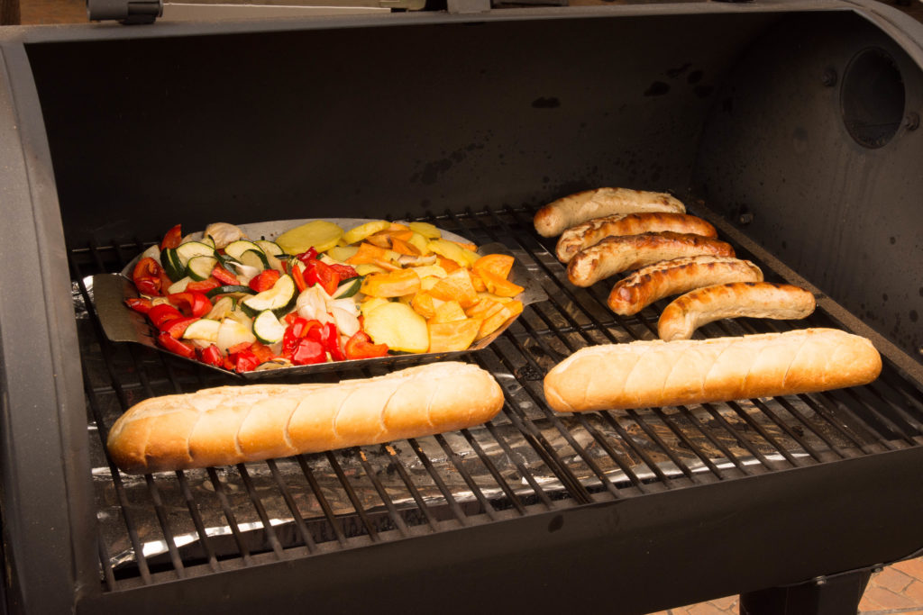 Redmountain BBQ gebackenes Dessert mit Erdbeeren und Heidelbeeren